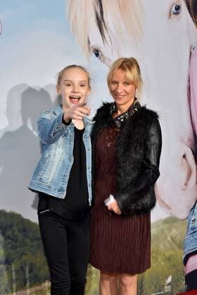 Die Schauspielerin Jule Hermann (l) und die Regisseurin Dagmar Seume (r) am 15.01.2017 in Köln auf dem roten Teppich bei der Premiere des Films Wendy der Film im Kölner Cinedom.