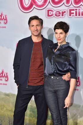 Die Schauspieler Benjamin Sadler und Jasmin Gerat posieren am 15.01.2017 in Köln auf dem roten Teppich bei der Premiere des Films Wendy der Film im Kölner Cinedom.