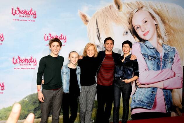 Die Schauspieler Julius Holz (l-r), Jule Hermann Maren Kroyman, Benjamin Sadler, Jasmin Gerat posieren am 15.01.2017 in Köln auf dem roten Teppich bei der Premiere des Films Wendy der Film im Kölner Cinedom.