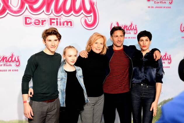 Die Schauspieler Julius Holz (l-r), Jule Hermann Maren Kroyman, Benjamin Sadler, Jasmin Gerat posieren am 15.01.2017 in Köln auf dem roten Teppich bei der Premiere des Films Wendy der Film im Kölner Cinedom.