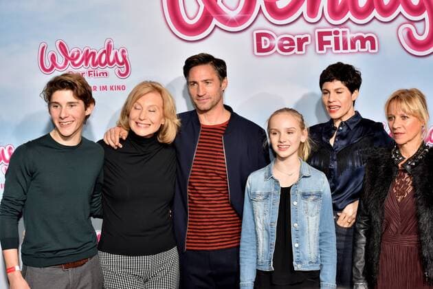 Die Schauspieler Julius Holz (l-r), Jule Hermann Maren Kroyman, Benjamin Sadler, Jasmin Gerat und die Regisseurin Dagmar Seume posieren am 15.01.2017 in Köln auf dem roten Teppich bei der Premiere des Films Wendy der Film im Kölner Cinedom.