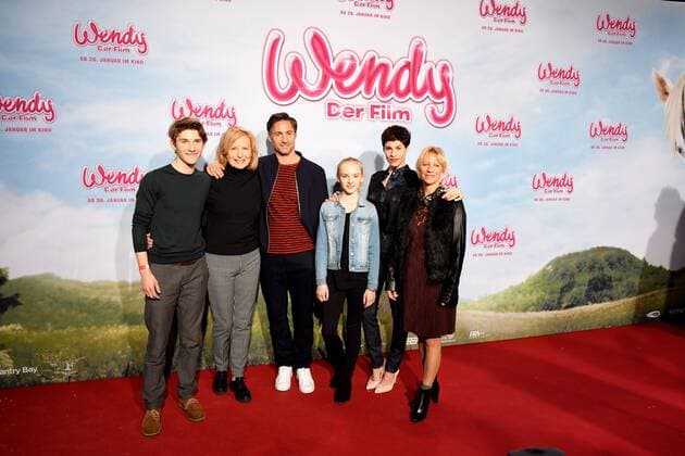 Die Schauspieler Julius Holz (l-r), Jule Hermann Maren Kroyman, Benjamin Sadler, Jasmin Gerat und die Regisseurin Dagmar Seume posieren am 15.01.2017 in Köln auf dem roten Teppich bei der Premiere des Films Wendy der Film im Kölner Cinedom.