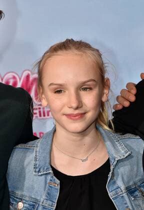 Die Schauspielerin Jule Hermann posiert am 15.01.2017 in Köln auf dem roten Teppich bei der Premiere des Films Wendy der Film im Kölner Cinedom.