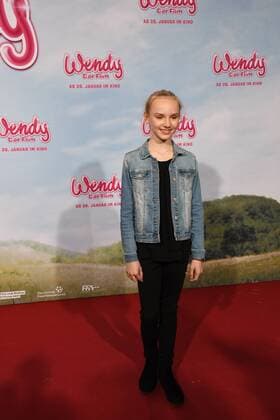 Die Schauspielerin Jule Hermann posiert am 15.01.2017 in Köln auf dem roten Teppich bei der Premiere des Films Wendy der Film im Kölner Cinedom.