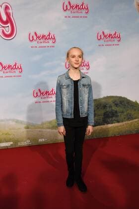 Die Schauspielerin Jule Hermann posiert am 15.01.2017 in Köln auf dem roten Teppich bei der Premiere des Films Wendy der Film im Kölner Cinedom.