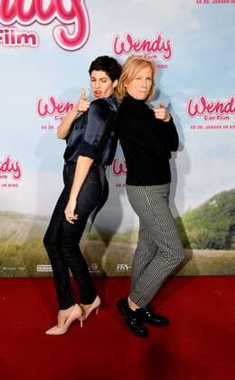 Die Schauspieler Jasmin Gerat , l-r, und Maren Kroymann am 15.01.2017 in Köln auf dem roten Teppich bei der Premiere des Films Wendy der Film im Kölner Cinedom.
