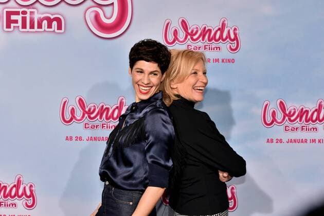 Die Schauspieler Jasmin Gerat , l-r, und Maren Kroymann am 15.01.2017 in Köln auf dem roten Teppich bei der Premiere des Films Wendy der Film im Kölner Cinedom.