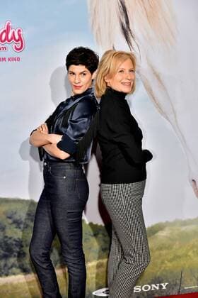 Die Schauspieler Jasmin Gerat , l-r, und Maren Kroymann am 15.01.2017 in Köln auf dem roten Teppich bei der Premiere des Films Wendy der Film im Kölner Cinedom.