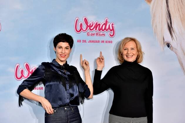 Die Schauspieler Jasmin Gerat , l-r, und Maren Kroymann am 15.01.2017 in Köln auf dem roten Teppich bei der Premiere des Films Wendy der Film im Kölner Cinedom.