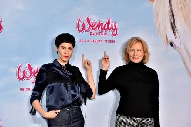 Die Schauspieler Jasmin Gerat , l-r, und Maren Kroymann am 15.01.2017 in Köln auf dem roten Teppich bei der Premiere des Films Wendy der Film im Kölner Cinedom.