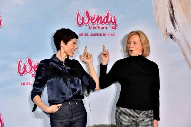 Die Schauspieler Jasmin Gerat , l-r, und Maren Kroymann am 15.01.2017 in Köln auf dem roten Teppich bei der Premiere des Films Wendy der Film im Kölner Cinedom.