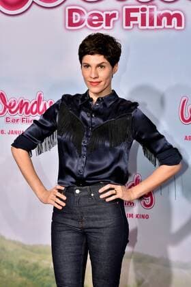 Die Schauspielerin Jasmin Gerat am 15.01.2017 in Köln auf dem roten Teppich bei der Premiere des Films Wendy der Film im Kölner Cinedom.