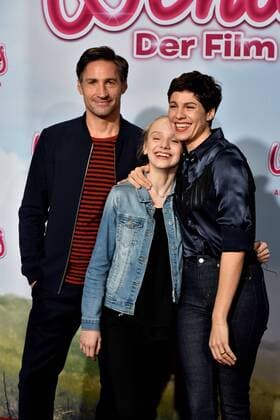 Die Schauspieler Benjamin Sadler, l-r, Jule Hermann und Jasmin Gerat posieren am 15.01.2017 in Köln auf dem roten Teppich bei der Premiere des Films Wendy der Film im Kölner Cinedom.