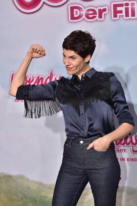 Die Schauspielerin Jasmin Gerat am 15.01.2017 in Köln auf dem roten Teppich bei der Premiere des Films Wendy der Film im Kölner Cinedom.