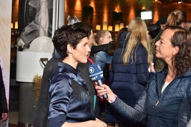 Die Schauspielerin Jasmin Gerat am 15.01.2017 in Köln auf dem roten Teppich bei der Premiere des Films Wendy der Film im Kölner Cinedom.