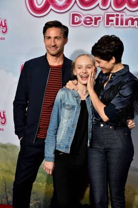 Die Schauspieler Benjamin Sadler, l-r, Jule Hermann und Jasmin Gerat posieren am 15.01.2017 in Köln auf dem roten Teppich bei der Premiere des Films Wendy der Film im Kölner Cinedom.