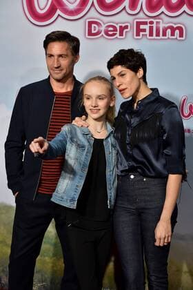 Die Schauspieler Benjamin Sadler, l-r, Jule Hermann und Jasmin Gerat posieren am 15.01.2017 in Köln auf dem roten Teppich bei der Premiere des Films Wendy der Film im Kölner Cinedom.