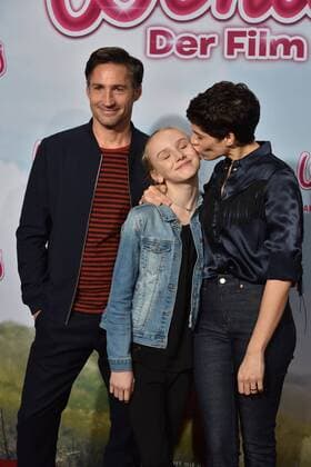 Die Schauspieler Benjamin Sadler, l-r, Jule Hermann und Jasmin Gerat posieren am 15.01.2017 in Köln auf dem roten Teppich bei der Premiere des Films Wendy der Film im Kölner Cinedom.