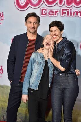 Die Schauspieler Benjamin Sadler, l-r, Jule Hermann und Jasmin Gerat posieren am 15.01.2017 in Köln auf dem roten Teppich bei der Premiere des Films Wendy der Film im Kölner Cinedom.