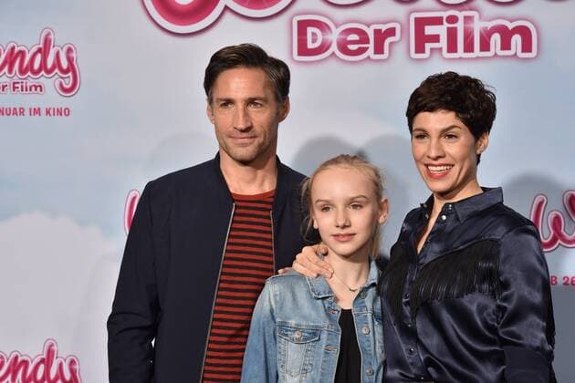 Die Schauspieler Benjamin Sadler, l-r, Jule Hermann und Jasmin Gerat posieren am 15.01.2017 in Köln auf dem roten Teppich bei der Premiere des Films Wendy der Film im Kölner Cinedom.