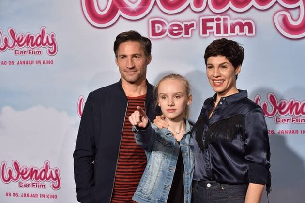 Die Schauspieler Benjamin Sadler, l-r, Jule Hermann und Jasmin Gerat posieren am 15.01.2017 in Köln auf dem roten Teppich bei der Premiere des Films Wendy der Film im Kölner Cinedom.