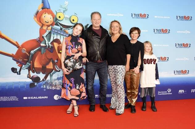 Jella Haase, Tom Gerhardt, Gabriele M. Walther und Sandra Schwittau mit Tochter Fee bei der Premiere des Kinofilms Ritter Rost 2 - Das Schrottkomplott im Mathäser Filmpalast in München, 15.01.2017 Foto:xP.xSchönbergerx xFuturexImage