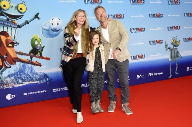 Katharina Schwarz mit Ehemann Thomas Darchinger und Tochter Rosalie bei der Premiere des Kinofilms Ritter Rost 2 - Das Schrottkomplott im Mathäser Filmpalast in München, 15.01.2017 Foto:xP.xSchönbergerx xFuturexImage