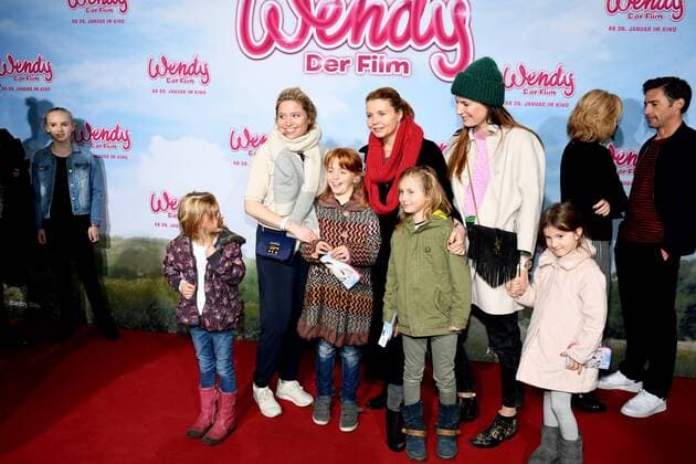 Annette Frier (m) kommt mit Freundinnen und Kindern am 15.01.2017 in Köln auf dem roten Teppich bei der Premiere des Films Wendy der Film im Kölner Cinedom.