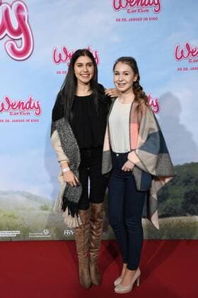 Die Youtuber Ana Lisa Kohler , l-r, und Kassandra TypischKassii posieren am 15.01.2017 in Köln auf dem roten Teppich bei der Premiere des Films Wendy der Film im Kölner Cinedom.