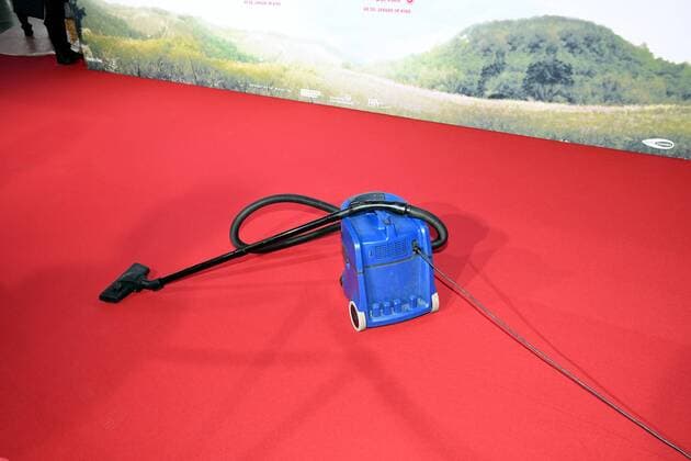 Ein Staubsaubsauger auf dem roten Teppich am 15.01.2017 in Köln auf dem roten Teppich bei der Premiere des Films Wendy der Film im Kölner Cinedom.