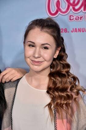 Die Youtuberin Kassandra TypischKassii posieren am 15.01.2017 in Köln auf dem roten Teppich bei der Premiere des Films Wendy der Film im Kölner Cinedom.
