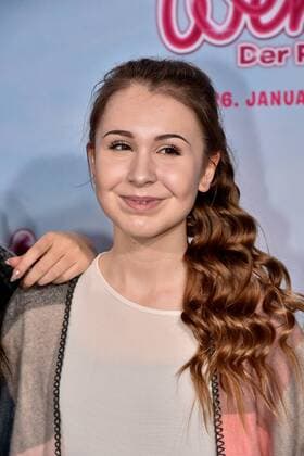 Die Youtuberin Kassandra TypischKassii posieren am 15.01.2017 in Köln auf dem roten Teppich bei der Premiere des Films Wendy der Film im Kölner Cinedom.