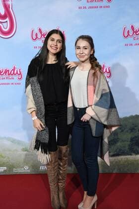 Die Youtuber Ana Lisa Kohler , l-r, und Kassandra TypischKassii posieren am 15.01.2017 in Köln auf dem roten Teppich bei der Premiere des Films Wendy der Film im Kölner Cinedom.
