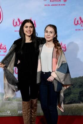 Die Youtuber Ana Lisa Kohler , l-r, und Kassandra TypischKassii posieren am 15.01.2017 in Köln auf dem roten Teppich bei der Premiere des Films Wendy der Film im Kölner Cinedom.