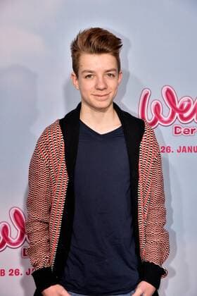 Nick Julius Schuck posiert am 15.01.2017 in Köln auf dem roten Teppich bei der Premiere des Films Wendy der Film im Kölner Cinedom.