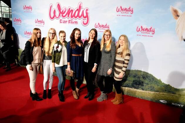 Youtuber Romina Meier,l-r, Horsedestiny, BinieBo, Damiana Spöckinger, Julia Köster, nicht erkannt und Anja M am 15.01.2017 in Köln auf dem roten Teppich bei der Premiere des Films Wendy der Film im Kölner Cinedom.