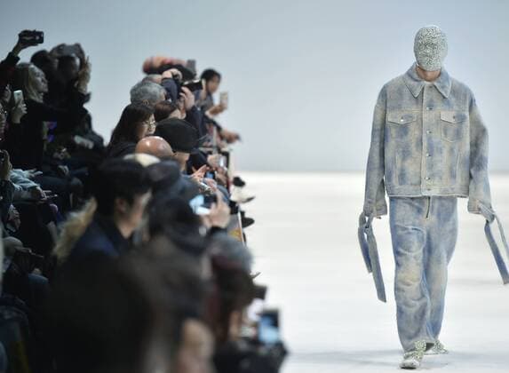 Bilder des Tages HONG KONG, Jan. 16, 2017 -- A model presents fashion creations during the 48th Hong Kong Fashion Week for Fall Winter at the Convention and Exhibition Center in Hong Kong, south China, Jan. 16, 2017. Some 1,500 exhibitors from 21 countries and regions participated in the four-day fair that kicked off here on Monday. )(mcg) CHINA-HONG KONG-FASHION WEEK (CN) WangxShen 