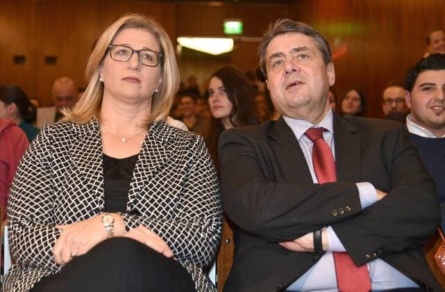 Bilder des Tages Vizekanzler und Bundeswirtschaftsminister Sigmar Gabriel (SPD) besucht den Hochschuldialog an der Universität des Saarlandes am Montag (16.1.2017). Im Filmsaal der Mensa diskuiert Gabriel zusammen mit Saarlands Wirtschaftsministerin Anke Rehlinger (SPD) mit Studenten. Moderator ist Bernd Weber.