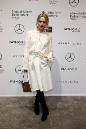Julia Dietze - Ankunft zur Dorothee Schumacher Fashion-Show im Rahmen der Mercedes-Benz Fashion Week Berlin Spring Summer 2017 Collections im Kaufhaus Jandorf in Berlin am 17.01.2017. Mercedes-Benz Fashion Week Berlin Spring Summer 2017 Collections