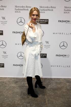 Julia Dietze - Ankunft zur Dorothee Schumacher Fashion-Show im Rahmen der Mercedes-Benz Fashion Week Berlin Spring Summer 2017 Collections im Kaufhaus Jandorf in Berlin am 17.01.2017. Mercedes-Benz Fashion Week Berlin Spring Summer 2017 Collections
