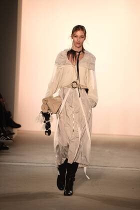 Ein Model auf dem Laufsteg bei der Dorothee Schumacher Modenschau am 17.01.2017 im Rahmen der Mercedes-Benz Fashion Week Herbst Winter 2017 in Berlin MBFW Fashionweek 2017 Januar in Berlin- Dorothee Schumacher Fashionshow 