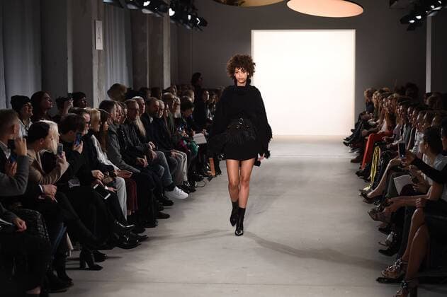 Themen der Woche Ein Model auf dem Laufsteg bei der Dorothee Schumacher Modenschau am 17.01.2017 im Rahmen der Mercedes-Benz Fashion Week Herbst Winter 2017 in Berlin MBFW Fashionweek 2017 Januar in Berlin- Dorothee Schumacher Fashionshow 