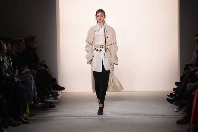 Ein Model auf dem Laufsteg bei der Dorothee Schumacher Modenschau am 17.01.2017 im Rahmen der Mercedes-Benz Fashion Week Herbst Winter 2017 in Berlin MBFW Fashionweek 2017 Januar in Berlin- Dorothee Schumacher Fashionshow 