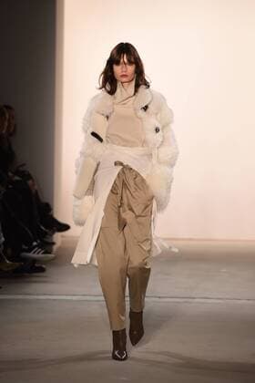 Ein Model auf dem Laufsteg bei der Dorothee Schumacher Modenschau am 17.01.2017 im Rahmen der Mercedes-Benz Fashion Week Herbst Winter 2017 in Berlin MBFW Fashionweek 2017 Januar in Berlin- Dorothee Schumacher Fashionshow 