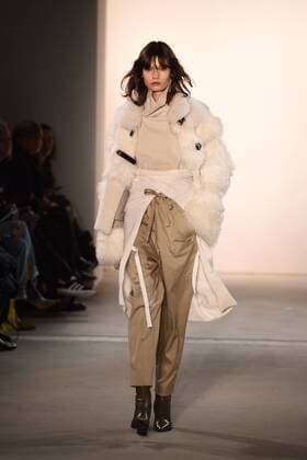 Ein Model auf dem Laufsteg bei der Dorothee Schumacher Modenschau am 17.01.2017 im Rahmen der Mercedes-Benz Fashion Week Herbst Winter 2017 in Berlin MBFW Fashionweek 2017 Januar in Berlin- Dorothee Schumacher Fashionshow 