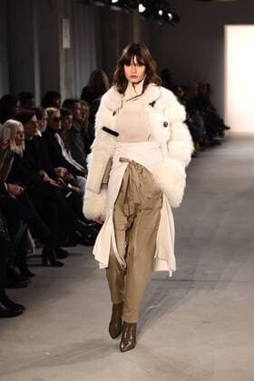 Ein Model auf dem Laufsteg bei der Dorothee Schumacher Modenschau am 17.01.2017 im Rahmen der Mercedes-Benz Fashion Week Herbst Winter 2017 in Berlin MBFW Fashionweek 2017 Januar in Berlin- Dorothee Schumacher Fashionshow 
