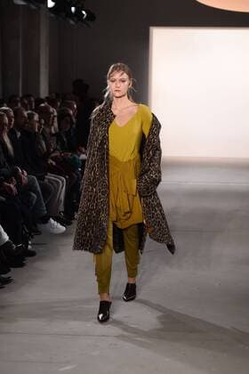 Ein Model auf dem Laufsteg bei der Dorothee Schumacher Modenschau am 17.01.2017 im Rahmen der Mercedes-Benz Fashion Week Herbst Winter 2017 in Berlin MBFW Fashionweek 2017 Januar in Berlin- Dorothee Schumacher Fashionshow 