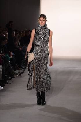 Ein Model auf dem Laufsteg bei der Dorothee Schumacher Modenschau am 17.01.2017 im Rahmen der Mercedes-Benz Fashion Week Herbst Winter 2017 in Berlin MBFW Fashionweek 2017 Januar in Berlin- Dorothee Schumacher Fashionshow 