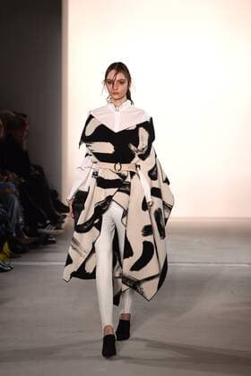 Ein Model auf dem Laufsteg bei der Dorothee Schumacher Modenschau am 17.01.2017 im Rahmen der Mercedes-Benz Fashion Week Herbst Winter 2017 in Berlin MBFW Fashionweek 2017 Januar in Berlin- Dorothee Schumacher Fashionshow 