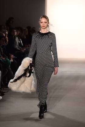Ein Model auf dem Laufsteg bei der Dorothee Schumacher Modenschau am 17.01.2017 im Rahmen der Mercedes-Benz Fashion Week Herbst Winter 2017 in Berlin MBFW Fashionweek 2017 Januar in Berlin- Dorothee Schumacher Fashionshow 